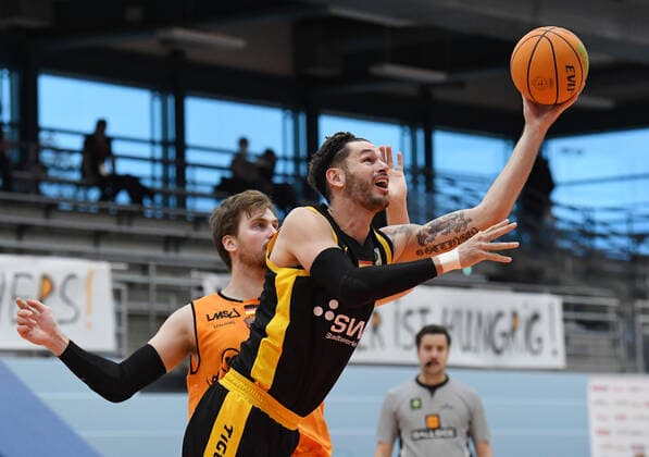 Basketball 2 Bundesliga 2020 2021 27 Spieltag 19 12 2020 wiha Panthers Schwenningen Tigers Tuebingen Enosch Wolf left, Tigers vs Robin Jorch right, Schwenningen.
