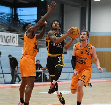 Basketball 2 Bundesliga 2020 2021 27 Spieltag 19 12 2020 wiha Panthers Schwenningen Tigers Tuebingen Josh Sharkey center, Tigers vs Shaun Willett li, Schwenningen and Robin Jorch re, Schwenningen.