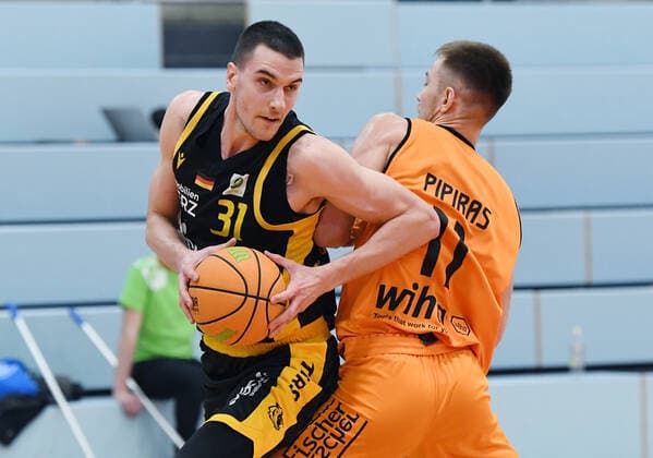 Basketball 2 Bundesliga 2020 2021 27 Spieltag 19 12 2020 wiha Panthers Schwenningen Tigers Tuebingen Daniel Keppeler li, Tigers vs Rytis Pipiras Schwenningen.
