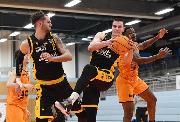 Basketball 2 Bundesliga 2020 2021 27 Spieltag 19 12 2020 wiha Panthers Schwenningen Tigers Tuebingen Enosch Wolf left, Tigers and Daniel Keppeler center, Tigers vs Shaun Willett right, Schwenningen.