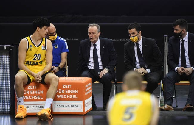 Aito Garcia Reneses coach ALBA , gives Simone Fontecchio ALBA , instructions ALBA Berlin ratiopharm Ulm Basketball, easy Credit BBL , men, men, men, season 2020 2021 Berlin, 19 12 2020, Mercedes Benz Arena
