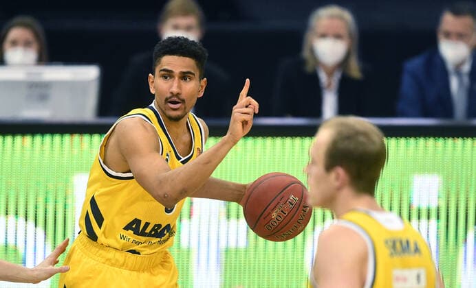 Maodo Lo ALBA , with ball ALBA Berlin ratiopharm Ulm Basketball, easy Credit BBL , men, men, men, season 2020 2021 Berlin, 19 12 2020, Mercedes Benz Arena