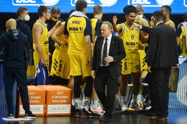 Aito Garcia Reneses coach ALBA , after a break from the game ALBA Berlin ratiopharm Ulm Basketball, easy Credit BBL , men, men, men, season 2020 2021 Berlin, 19 12 2020, Mercedes Benz Arena