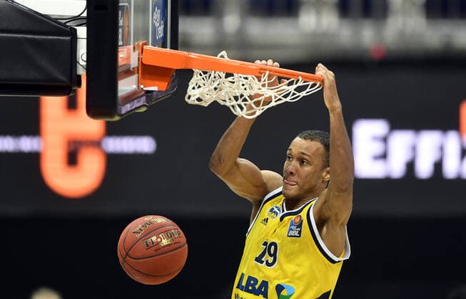Louis Olinde ALBA , dunking ALBA Berlin ratiopharm Ulm Basketball, easy Credit BBL , men, men, men, season 2020 2021 Berlin, 19 12 2020, Mercedes Benz Arena