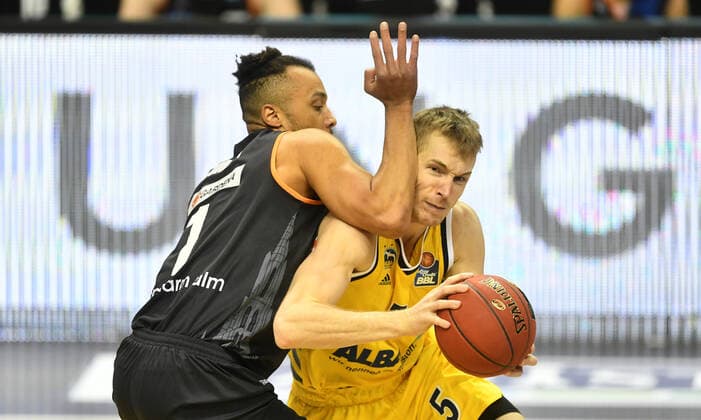 Niels Giffey ALBA , in a duel with Demitrius Conger Ulm , ALBA Berlin ratiopharm Ulm Basketball, easy Credit BBL , men, men, men, season 2020 2021 Berlin, 19 12 2020, Mercedes Benz Arena