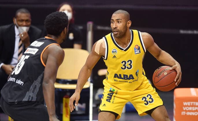Jayson Granger ALBA , with ball, left Aric Holman Ulm , ALBA Berlin ratiopharm Ulm Basketball, easy Credit BBL , men, men, season 2020 2021 Berlin, 19 12 2020, Mercedes Benz Arena