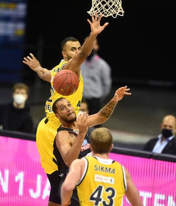 Johannes Thiemann ALBA , Isaiah Wilkins Ulm , Luke Sikma ALBA , ALBA Berlin ratiopharm Ulm Basketball, easy Credit BBL , men, men, men, season 2020 2021 Berlin, 19 12 2020, Mercedes Benz Arena