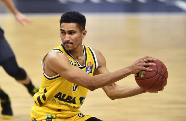 Maodo Lo ALBA , with ball ALBA Berlin ratiopharm Ulm Basketball, easy Credit BBL , men, men, men, season 2020 2021 Berlin, 19 12 2020, Mercedes Benz Arena