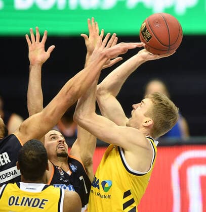 Niels Giffey ALBA , throwing, left John Petrucelli Ulm , ALBA Berlin ratiopharm Ulm Basketball, easy Credit BBL , men, men, men, season 2020 2021 Berlin, 19 12 2020, Mercedes Benz Arena