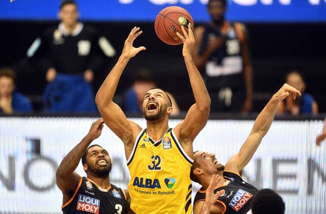 Johannes Thiemann ALBA , wins the rebound, left Trey Landers Ulm , right John Petrucelli Ulm , ALBA Berlin ratiopharm Ulm Basketball, easy Credit BBL , men, men, men, season 2020 2021 Berlin, 19 12 2020, Mercedes Benz Arena