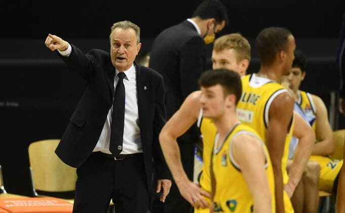 Aito Garcia Reneses coach ALBA , gives instructions to the team ALBA Berlin ratiopharm Ulm Basketball, easy Credit BBL , men, men, men, season 2020 2021 Berlin, 19 12 2020, Mercedes Benz Arena