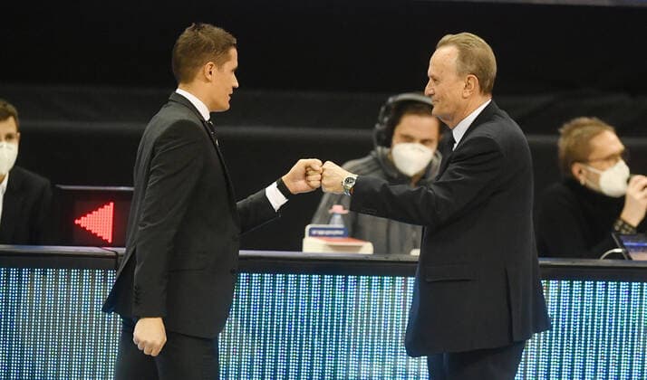 Aito Garcia Reneses coach ALBA , and Jaka Lakovic coach Ulm , with the Corona greeting after the game ALBA Berlin ratiopharm Ulm Basketball, easy Credit BBL , men, men, men, season 2020 2021 Berlin, 19 12 2020, Mercedes Benz Arena
