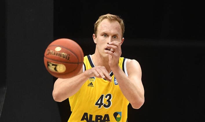 Luke Sikma ALBA , while receiving the ball ALBA Berlin ratiopharm Ulm Basketball, easy Credit BBL , men, men, men, season 2020 2021 Berlin, 19 12 2020, Mercedes Benz Arena