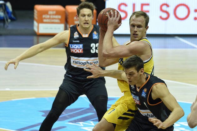f l Patrick Heckmann Ulm, Luke Sikma Alba, 19 12 2020, BBL, Alba Berlin vs Ratiopharm Ulm, at Mercedes Benz Arena, GER, Berlin, 19 12 2020, BBL, Alba vs Ulm Berlin Copyright: xUwexKoch xEibner-Pressefotox EP_ukh