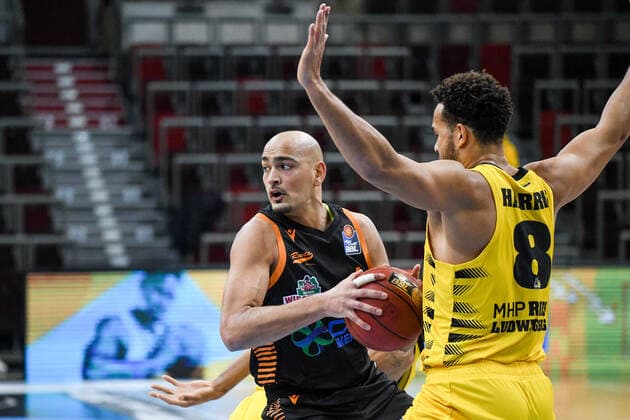Stefan Peno RASTA Vechta in a duel with Elias Harris MHP Riesen Ludwigsburg , GER, MHP Riesen Ludwigsburg vs RASTA Vechta, 19 12 2020, 7 Spieltag easycredit Basketball Bundesliga, Spielzeit 2020 2021 GER, MHP Riesen Ludwigsburg vs RASTA Vechta, 19 12 2020, 7 Spieltag easycredit Basketball Bundesliga, Spielzeit 2020 2021 Ludwigsburg Copyright: xMemmlerx Eibner-Pressefotox EP_mmr