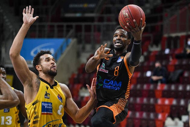 Josh Young RASTA Vechta in a duel with Elias Harris MHP Riesen Ludwigsburg , GER, MHP Riesen Ludwigsburg vs RASTA Vechta, 19 12 2020, 7 Spieltag easycredit Basketball Bundesliga, Spielzeit 2020 2021 GER, MHP Riesen Ludwigsburg vs RASTA Vechta, 19 12 2020, 7 Spieltag easycredit Basketball Bundesliga, Spielzeit 2020 2021 Ludwigsburg Copyright: xMemmlerx Eibner-Pressefotox EP_mmr