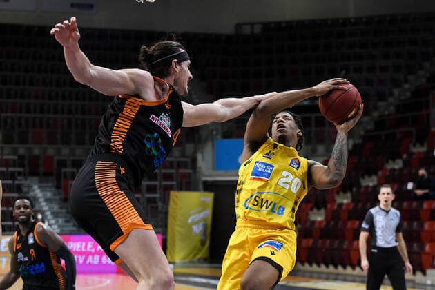 Desi Rodriguez MHP Riesen Ludwigsburg in a duel with Dennis Clifford RASTA Vechta , GER, MHP Riesen Ludwigsburg vs RASTA Vechta, 19 12 2020, 7 Matchday easycredit Basketball Bundesliga, Season 2020 2021 GER, MHP Riesen Ludwigsburg vs RASTA Vechta, 19 12 2020, 7 Matchday easycredit Basketball Bundesliga, Season 2020 2021 Ludwigsburg Copyright: xMemmlerx Eibner-Pressefotox EP_mmr