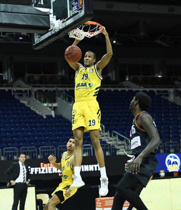 Basketball Berlin 19 12 2020 Season 2020 2021 easyCredit BBL 1 Bundesliga BBL Alba Berlin vs ratiopharm Ulm vl Louis Olinde 19 ALB , Aric Holman 35 Ulm.