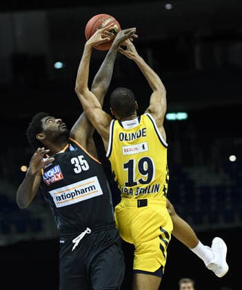 Basketball Berlin 19 12 2020 Season 2020 2021 easyCredit BBL 1 Bundesliga BBL Alba Berlin vs ratiopharm Ulm vl Aric Holman 35 Ulm , Louis Olinde 19 ALB