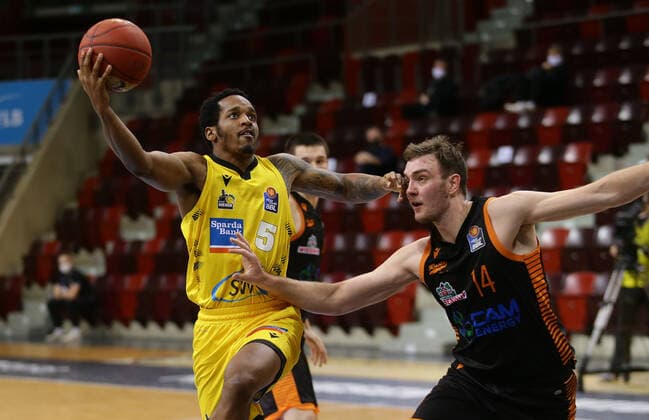 Ludwigsburg , Basketball easyCredit BBL Bundesliga , MHP RIESEN Ludwigsburg vs Rasta Vechta , from left Barry Brown Riesen Philipp Herkenhoff Vechta