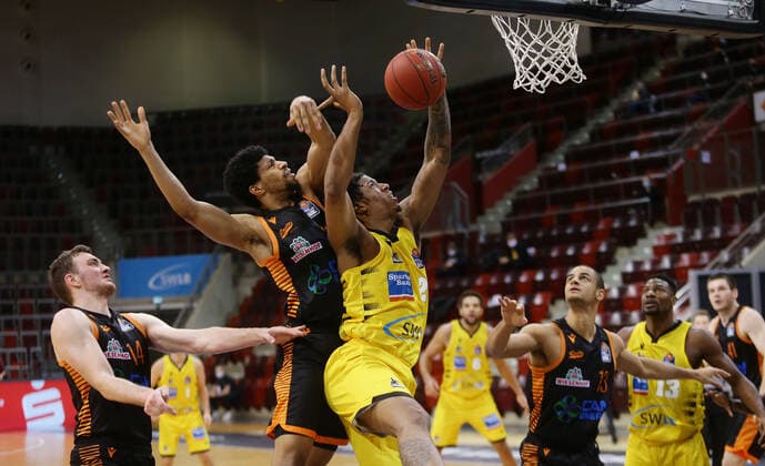 Ludwigsburg , Basketball easyCredit BBL Bundesliga , MHP RIESEN Ludwigsburg vs Rasta Vechta , from left Jordan Bernett Vechta Desi Rodriguez Riesen