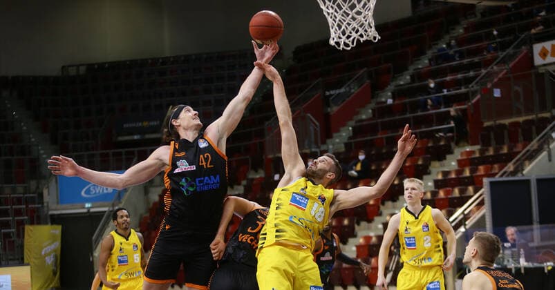 Ludwigsburg , Basketball easyCredit BBL Bundesliga , MHP RIESEN Ludwigsburg vs Rasta Vechta , from left Dennis Clifford Vechta Jonas Wohlfarth Bottermann Riesen