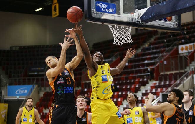 Ludwigsburg , Basketball easyCredit BBL Bundesliga , MHP RIESEN Ludwigsburg vs Rasta Vechta , from left Jean Salumu Vechta Yorman Polas Bartolo Giants