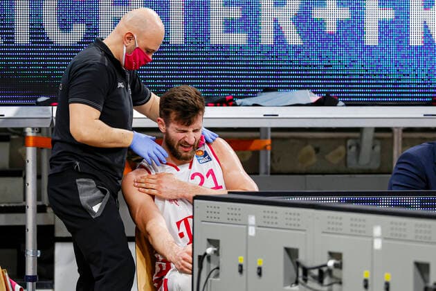 injured right shoulder 21 Leon Kratzer Telekom Baskets Bonn Brose Bamberg Telekom Baskets Bonn easyCredit BBL Basketball Bundesliga Basketball season 2020 21 7 matchday, 19 12 2020 Bamberg, Brose Arena Copyright: DanielxLöb
