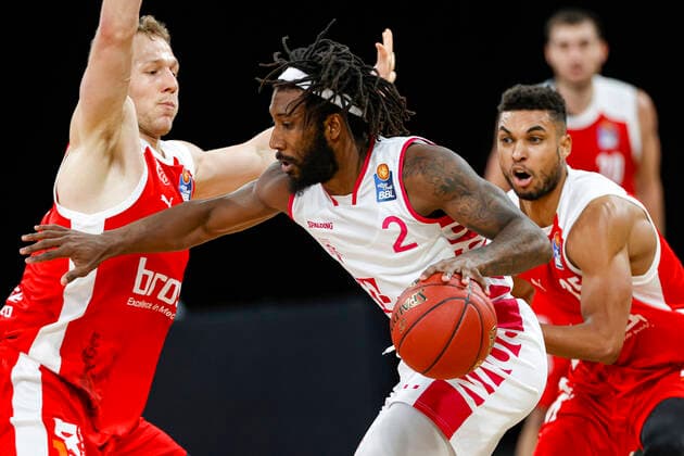 Center 02 Xavier Pollard Telekom Baskets Bonn left Christian Sengfelder Brose Bamberg, 43 right Kenneth Ogbe Brose Bamberg, 25 Brose Bamberg Telekom Baskets Bonn easyCredit BBL Basketball Bundesliga Basketball Season 2020 21 7 Matchday, 19 12 2020 Bamberg, Brose Arena Copyright: DanielxLöb
