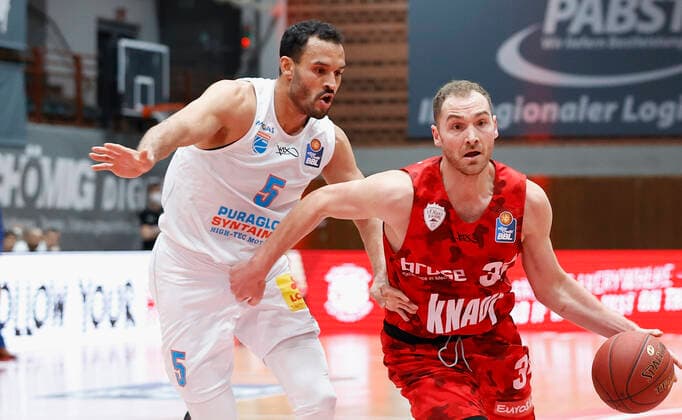 Germany, Wuerzburg, s Oliver Arena, 20 12 2020, emspor, emonline, despor, deonline, s Oliver Wuerzburg vs SYNTAINICS MBC, Basketball, BBL Picture from left David Brembly MBC and Felix Hoffmann s Oliver Wuerzburg Copyright: HMBxMedia xHeikoxBecker