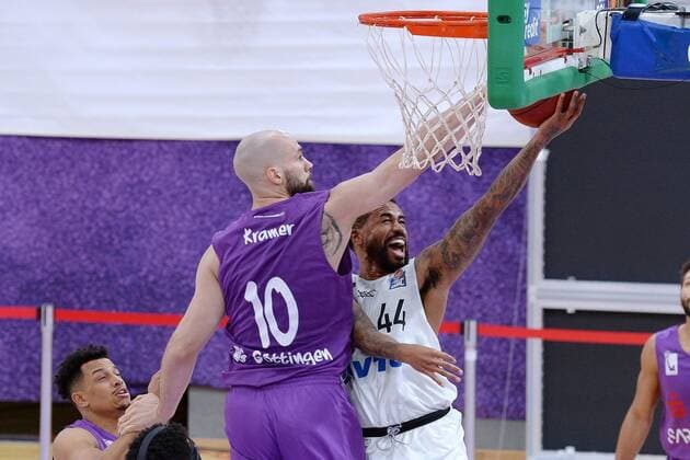 Bryce Taylor Hamburg Towers at the basket Dennis Kramer BG Goettingen L , GER, Basketball, Bundesliga, BBL, BG Goettingen Hamburg Towers, 20 12 2020, Basketball, Bundesliga, BBL, BG Goettingen Hamburg Towers, 20 12 2020 Goettingen Copyright: xSippel xEibner-Pressefotox EP_rsl