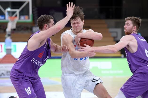 Maik Kotsar Hamburg Towers on the ball , Harper Kamp BG Goettingen L , Will Rayman BG Goettingen R , GER, Basketball, Bundesliga, BBL, BG Goettingen Hamburg Towers, 20 12 2020, Basketball, Bundesliga, BBL, BG Goettingen Hamburg Towers, 20 12 2020 Goettingen Copyright: xSippel xEibner-Pressefotox EP_rsl
