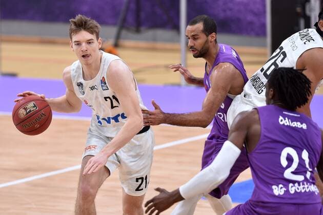 Justus Hollatz Hamburg Towers on the ball , Akeem Vargas BG Goettingen back , GER, Basketball, Bundesliga, BBL, BG Goettingen Hamburg Towers, 20 12 2020, Basketball, Bundesliga, BBL, BG Goettingen Hamburg Towers, 20 12 2020 Goettingen Copyright: xSippel xEibner-Pressefotox EP_rsl