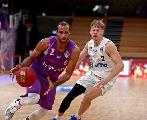 GSD zje123 Basketball Bundesliga BG Göttingen Hamnurg Towers Göttingens Akeem Vargas on the ball against Hamburgs Jordan Swing