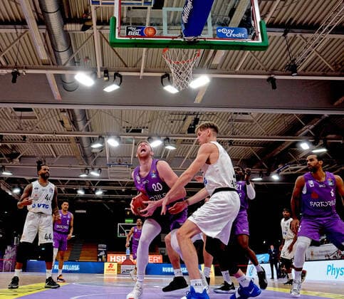 GSD zje123 Basketball Bundesliga BG Göttingen Hamnurg Towers Göttingens Will Raymann on the ball against Hamburgs Jordan Swing