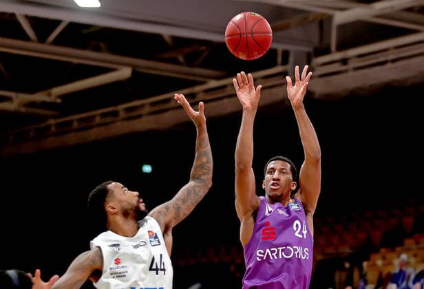 GSD zje123 Basketball Bundesliga BG Göttingen Hamnurg Towers Göttingens Aubrey Dawkins on the ball against Hamburgs Bryce Taylor