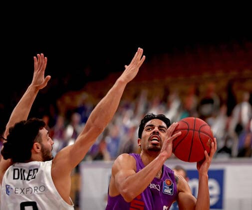 GSD zje123 Basketball Bundesliga BG Göttingen Hamnurg Towers Göttingens Jorge Gutierrez on the ball against Hamburgs Maximilian Dileo