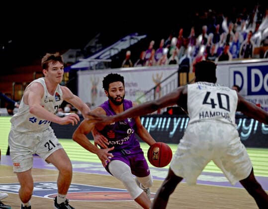 GSD zje123 Basketball Bundesliga BG Göttingen Hamnurg Towers Göttingens Galen Robinsen jr on the ball against Hamburgs Maik Kotsar left and Zak Cuthbertson