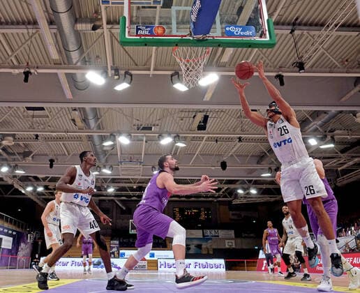 GSD zje123 Basketball Bundesliga BG Göttingen Hamnurg Towers Hamburgs Marvin Ogunsipe on the ball against Göttingens Harper Kamp