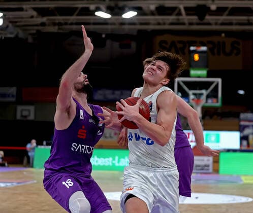 GSD zje123 Basketball Bundesliga BG Göttingen Hamnurg Towers Hamburgs Maik Kotsar on the ball against Göttingens Harper Kamp
