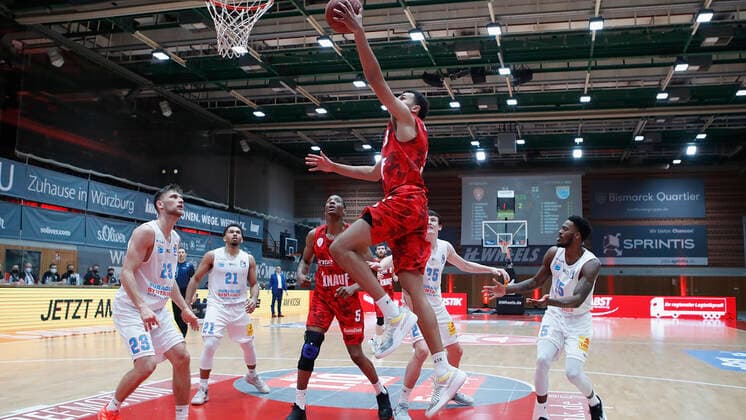 Germany, Wuerzburg, s Oliver Arena, 20 12 2020, emspor, emonline, despor, deonline, s Oliver Wuerzburg vs SYNTAINICS MBC, basketball, BBL picture v li Tyson Ward s Oliver Wuerzburg with a basket shot Copyright: HMBxMedia xHeikoxBecker