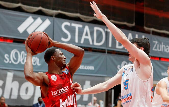Germany, Wuerzburg, s Oliver Arena, 20 12 2020, emspor, emonline, despor, deonline, s Oliver Wuerzburg vs SYNTAINICS MBC, Basketball, BBL Picture v li Justin Sears s Oliver Wuerzburg and AJ Brodeur MBC Copyright: HMBxMedia xHeikoxBecker
