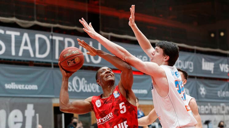 Germany, Wuerzburg, s Oliver Arena, 20 12 2020, emspor, emonline, despor, deonline, s Oliver Wuerzburg vs SYNTAINICS MBC, Basketball, BBL Picture v li Justin Sears s Oliver Wuerzburg and AJ Brodeur MBC Copyright: HMBxMedia xHeikoxBecker
