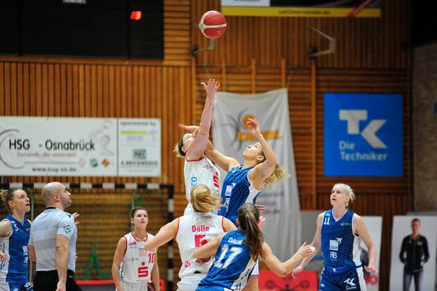 Basketball DBBL 08 Matchday GiroLive Panthers Osnabrück SNP BasCats USC Heidelberg on 20 12 2020 at the OSC Hall in Osnabrück Samantha Führing Osnabrück at the highball BK
