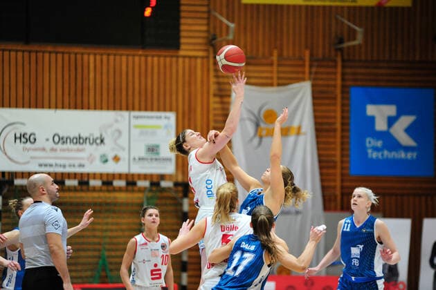 Basketball DBBL 08 Matchday GiroLive Panthers Osnabrück SNP BasCats USC Heidelberg on 20 12 2020 at the OSC Hall in Osnabrück Samantha Führing Osnabrück at the highball BK