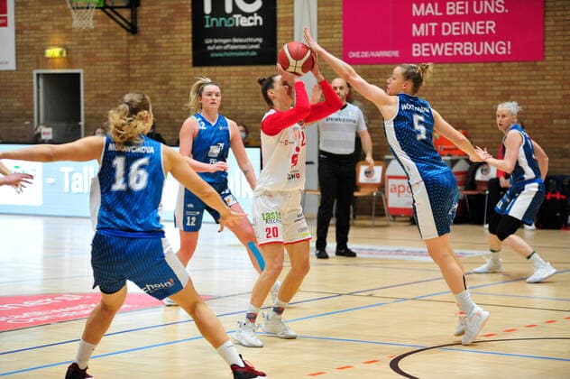 Basketball DBBL 08 Matchday GiroLive Panthers Osnabrück SNP BasCats USC Heidelberg on 20 12 2020 in the OSC Hall in Osnabrück Kata Takacs Osnabrück in a duel with Franziska Worthmann Heidelberg BK