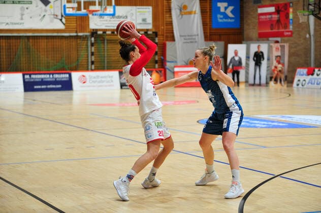 Basketball DBBL 08 Matchday GiroLive Panthers Osnabrück SNP BasCats USC Heidelberg on 20 12 2020 in the OSC Hall in Osnabrück Kata Takacs Osnabrück in a duel with Franziska Worthmann Heidelberg BK