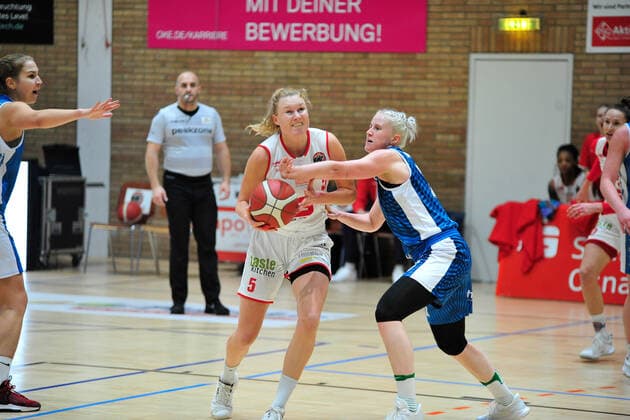 Basketball DBBL 08 Matchday GiroLive Panthers Osnabrück SNP BasCats USC Heidelberg on 20 12 2020 in the OSC Hall in Osnabrück Tonia Dölle Osnabrück in a duel with Ieva Bagdanaviciene Heidelberg BK