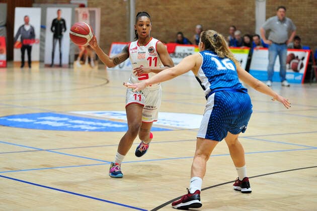 Basketball DBBL 08 Matchday GiroLive Panthers Osnabrück SNP BasCats USC Heidelberg on 20 12 2020 in the OSC Hall in Osnabrück Allazia Blockton Osnabrück in a duel with Alica Moravikova Heidelberg BK