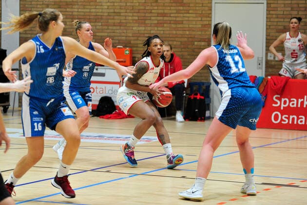 Basketball DBBL 08 Matchday GiroLive Panthers Osnabrück SNP BasCats USC Heidelberg on 20 12 2020 at the OSC Hall in Osnabrück Allazia Blockton Osnabrück in a duel with Ieva Bagdanaviciene Heidelberg BK